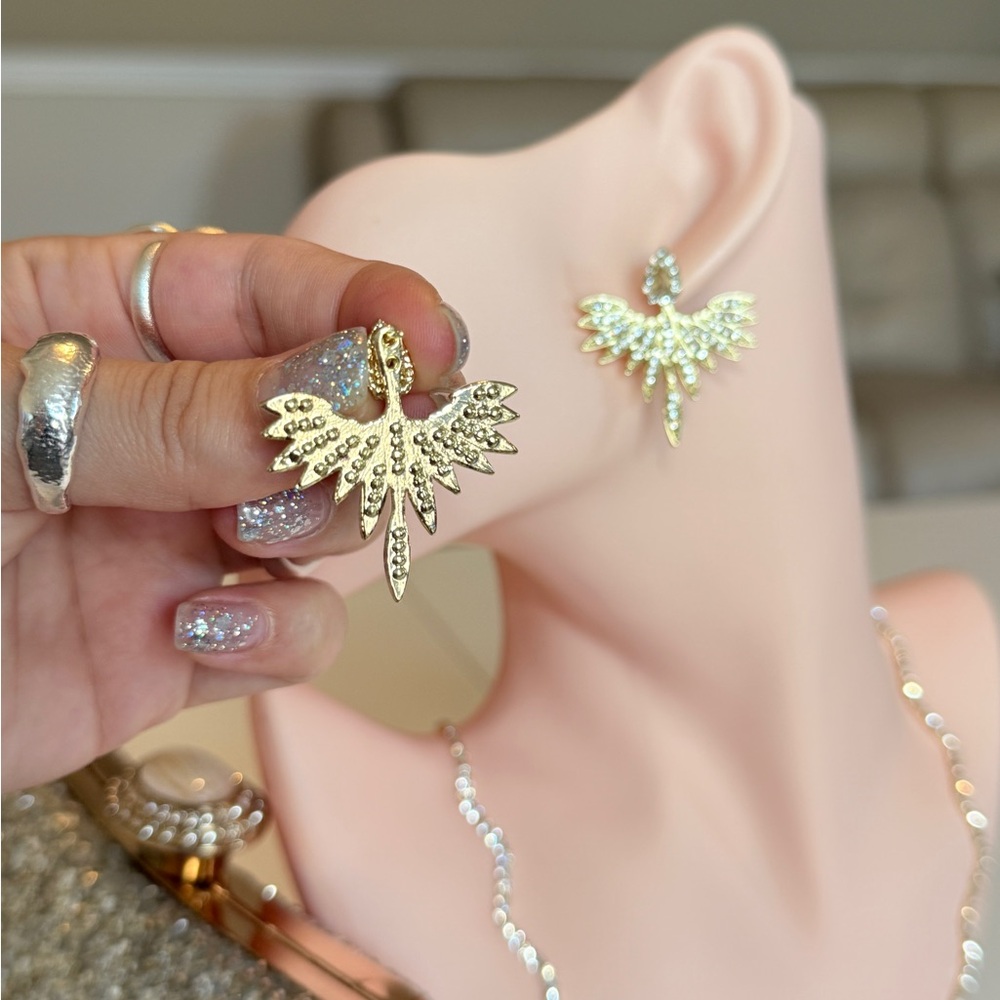 ⚜️ Elegant Gold Winged Earrings - Picture 7 of 10